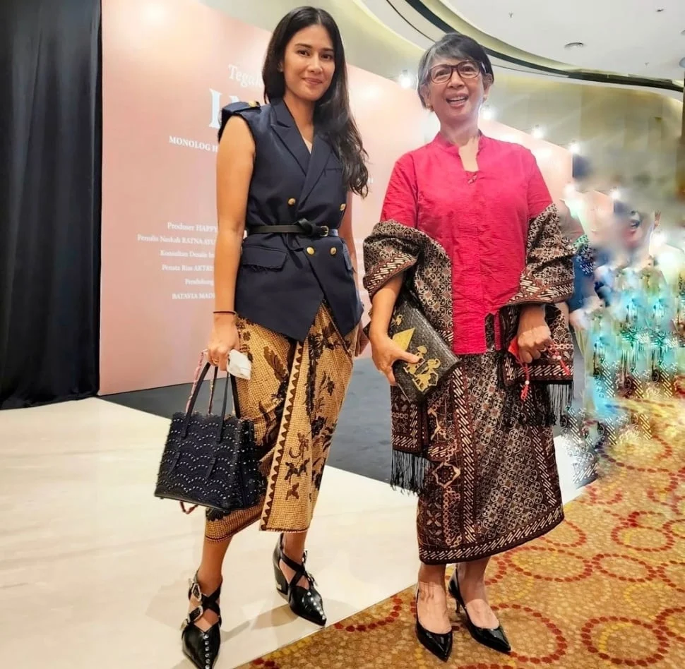 7 Inspirasi Outfit Hari Kartini Berwarna Cream yang Elegan untuk Tampilan Modern