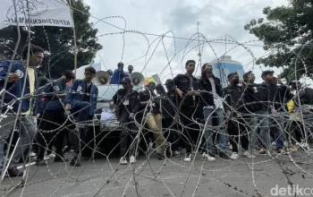 Aksi 21 April Kaltim: Kawat Berduri, Tuntutan Transparansi, dan Jawaban Gubernur Rudy Mas’ud