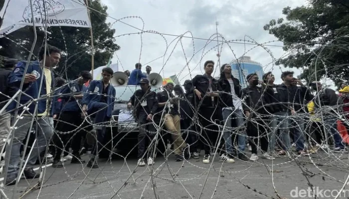 Aksi 21 April Kaltim: Kawat Berduri, Tuntutan Transparansi, dan Jawaban Gubernur Rudy Mas’ud