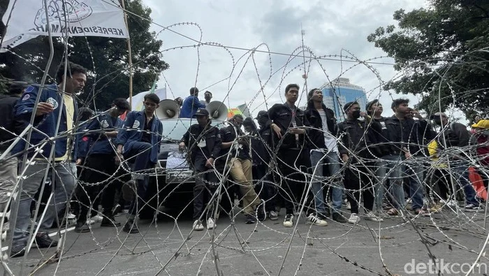 Aksi 21 April Kaltim: Kawat Berduri, Tuntutan Transparansi, dan Jawaban Gubernur Rudy Mas'ud