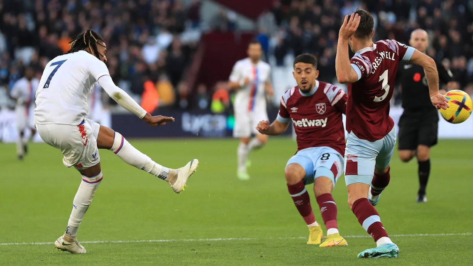 Crystal Palace dan West Ham Berjuang di UEFA Conference League: Drama Semifinal, Karier Omobamidele, dan Dampak pada Panggung Eropa Inggris
