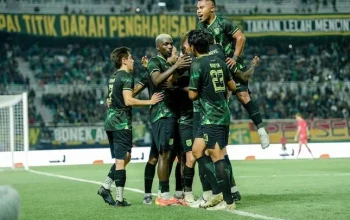 Cuma Selisih 2 Poin! Persebaya Surabaya Dekat 4 Besar Usai Kemenangan Dramatis atas Malut United