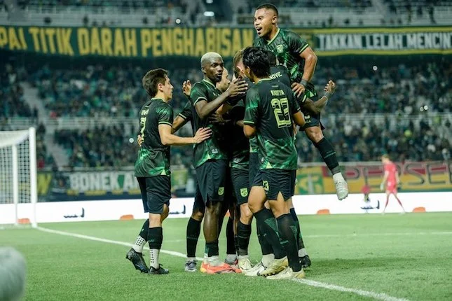 Cuma Selisih 2 Poin! Persebaya Surabaya Dekat 4 Besar Usai Kemenangan Dramatis atas Malut United
