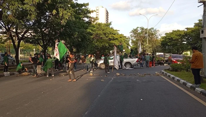 Demo Amarah di Makassar Ricuh, Puluhan Mahasiswa UMI Ditangkap dan Lalu Lintas Terhenti