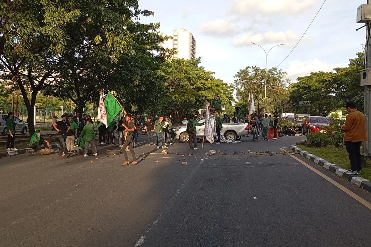 Demo Amarah di Makassar Ricuh, Puluhan Mahasiswa UMI Ditangkap dan Lalu Lintas Terhenti