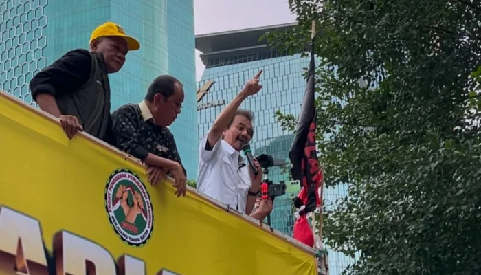 Demo di Depan DPR, Roy Suryo Tuntut Jokowi Ungkap Ijazah—Ketegangan Politik Meningkat