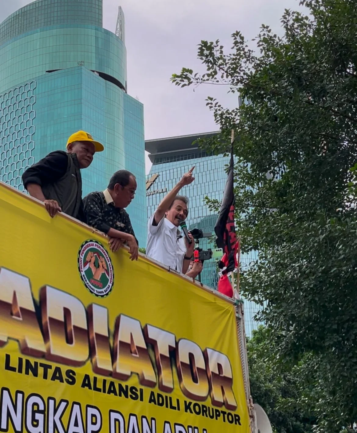 Demo di Depan DPR, Roy Suryo Tuntut Jokowi Ungkap Ijazah—Ketegangan Politik Meningkat