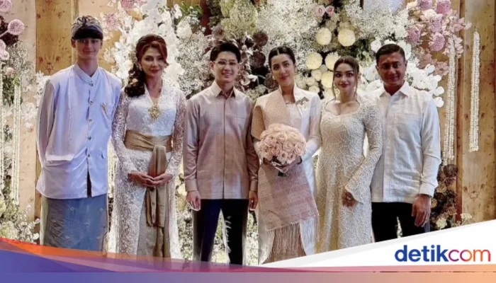 Drama Busana: Mengapa Tamara Bleszynski Tak Pakai Seragam di Pernikahan Teuku Rassya?