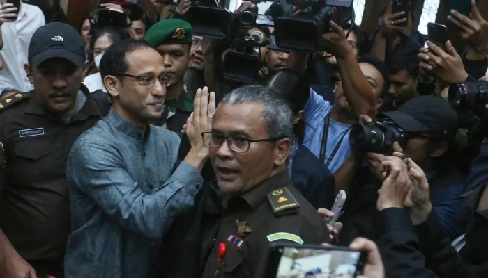 Dua Terdakwa Berbaju Hitam Hadapi Tuntutan 15 Tahun Penjara dalam Kasus Chromebook