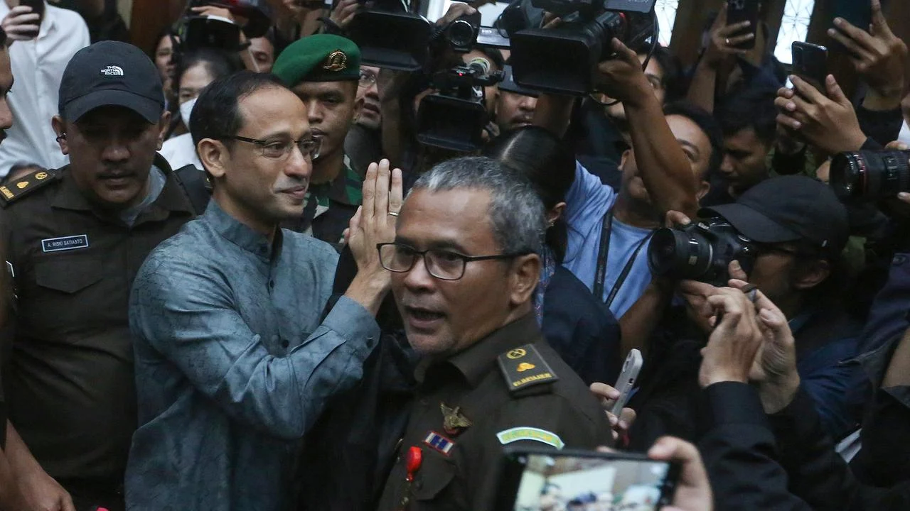 Dua Terdakwa Berbaju Hitam Hadapi Tuntutan 15 Tahun Penjara dalam Kasus Chromebook