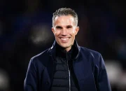 Feyenoord Bergolak: Robert Eenhoorn Siap Pimpin, Van Persie Dukung Advocaat, dan Rencana Revitalisasi Medis Menjelang Akhir Musim