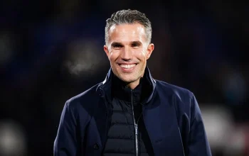 Feyenoord Bergolak: Robert Eenhoorn Siap Pimpin, Van Persie Dukung Advocaat, dan Rencana Revitalisasi Medis Menjelang Akhir Musim