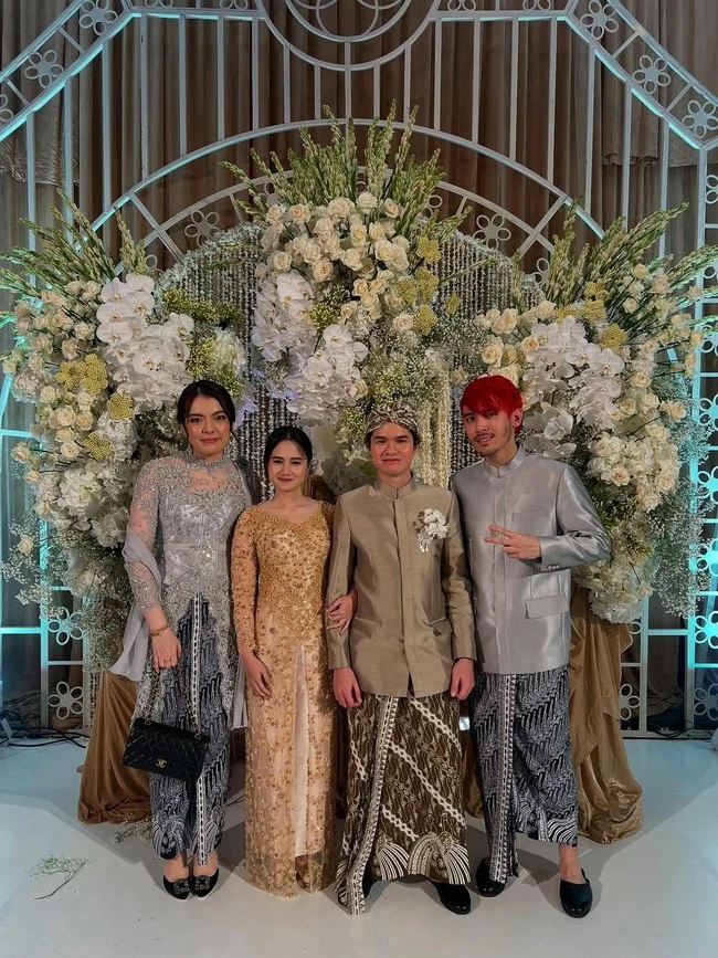 Gaya Memukau Dul Jaelani di Pernikahan El Rumi: Harmoni Elegan Bersama Tissa Biani