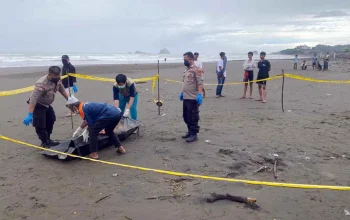 Geger! Benda Torpedo Misterius Ditemukan di Pantai Kangean, Polisi Amankan Lokasi