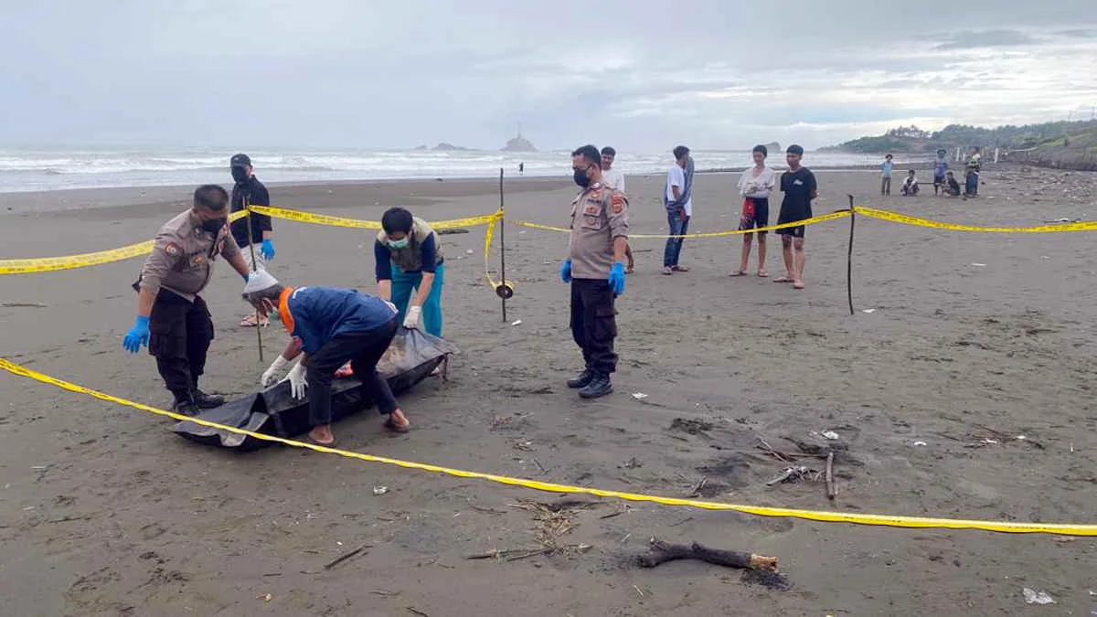 Geger! Benda Torpedo Misterius Ditemukan di Pantai Kangean, Polisi Amankan Lokasi