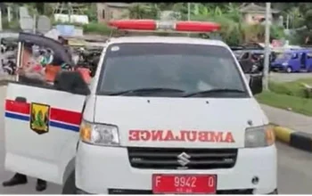 Geger Video Viral: Sopir Ambulans Lari Terobos Macet di Jalan MT Haryono, Polisi Diam di Mobil