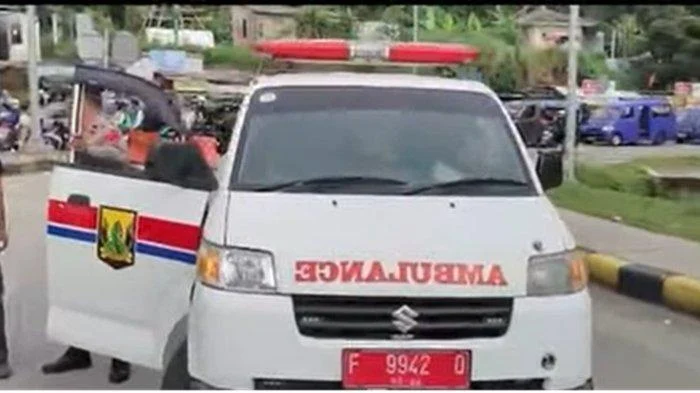 Geger Video Viral: Sopir Ambulans Lari Terobos Macet di Jalan MT Haryono, Polisi Diam di Mobil