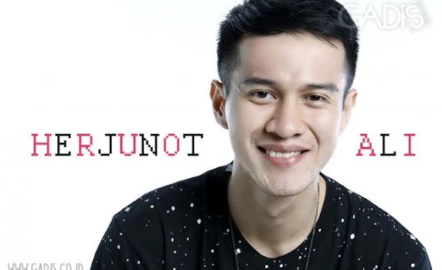 Herjunot Ali: Aktor dengan Peran Ikonik yang Menguasai Layar Lebar dan Televisi