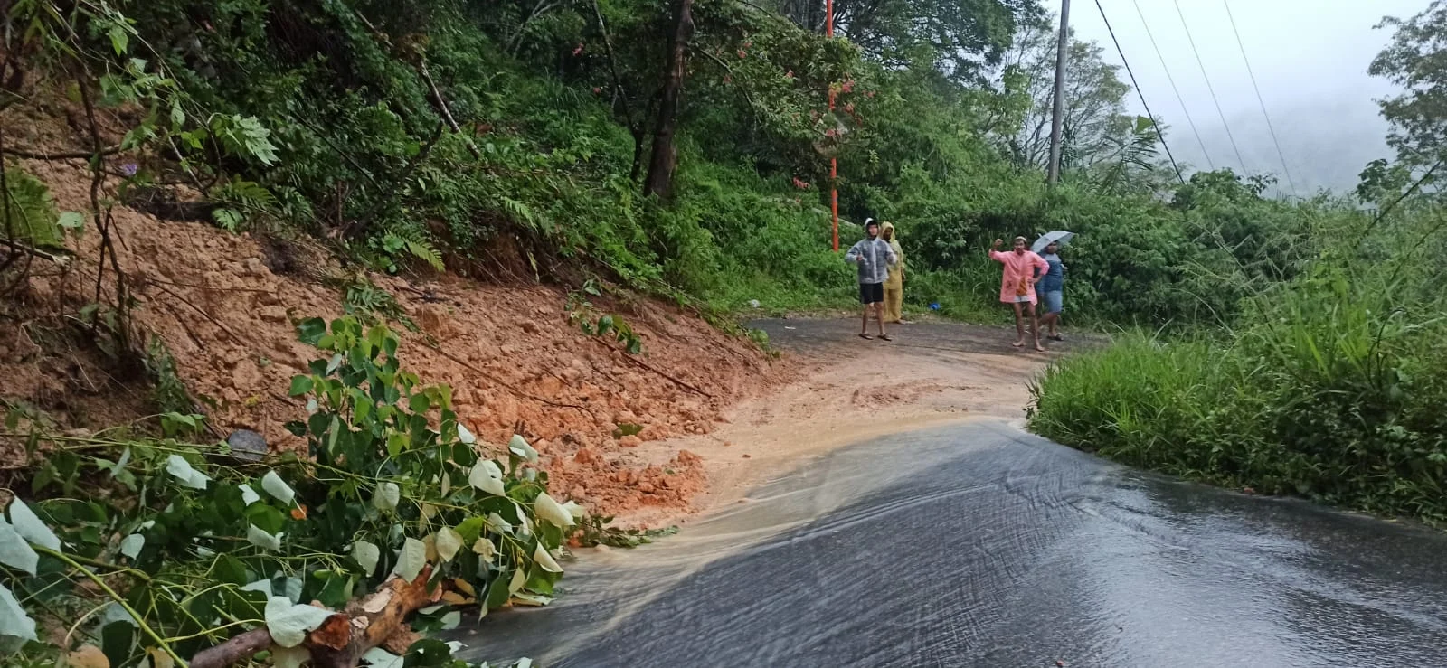 Hujan Lebat Picu Serangkaian Longsor di Sleman, Akses Jalan Terganggu dan Warga Diminta Waspada