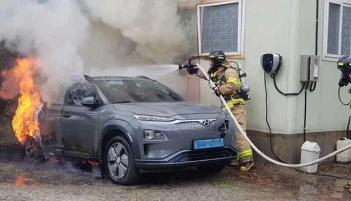 Kebakaran Hyundai Kona Electric di Gresik: Hyundai Kona overheat Bikin Mobil Hanyut Hingga Hanya Rangka