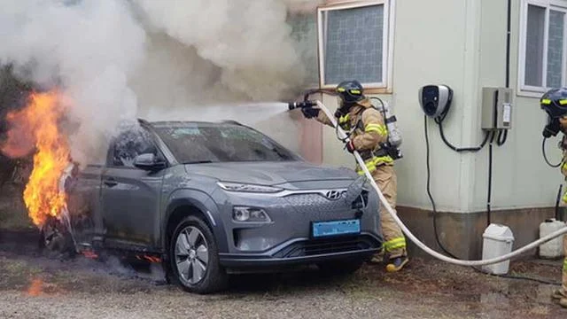 Kebakaran Hyundai Kona Electric di Gresik: Hyundai Kona overheat Bikin Mobil Hanyut Hingga Hanya Rangka