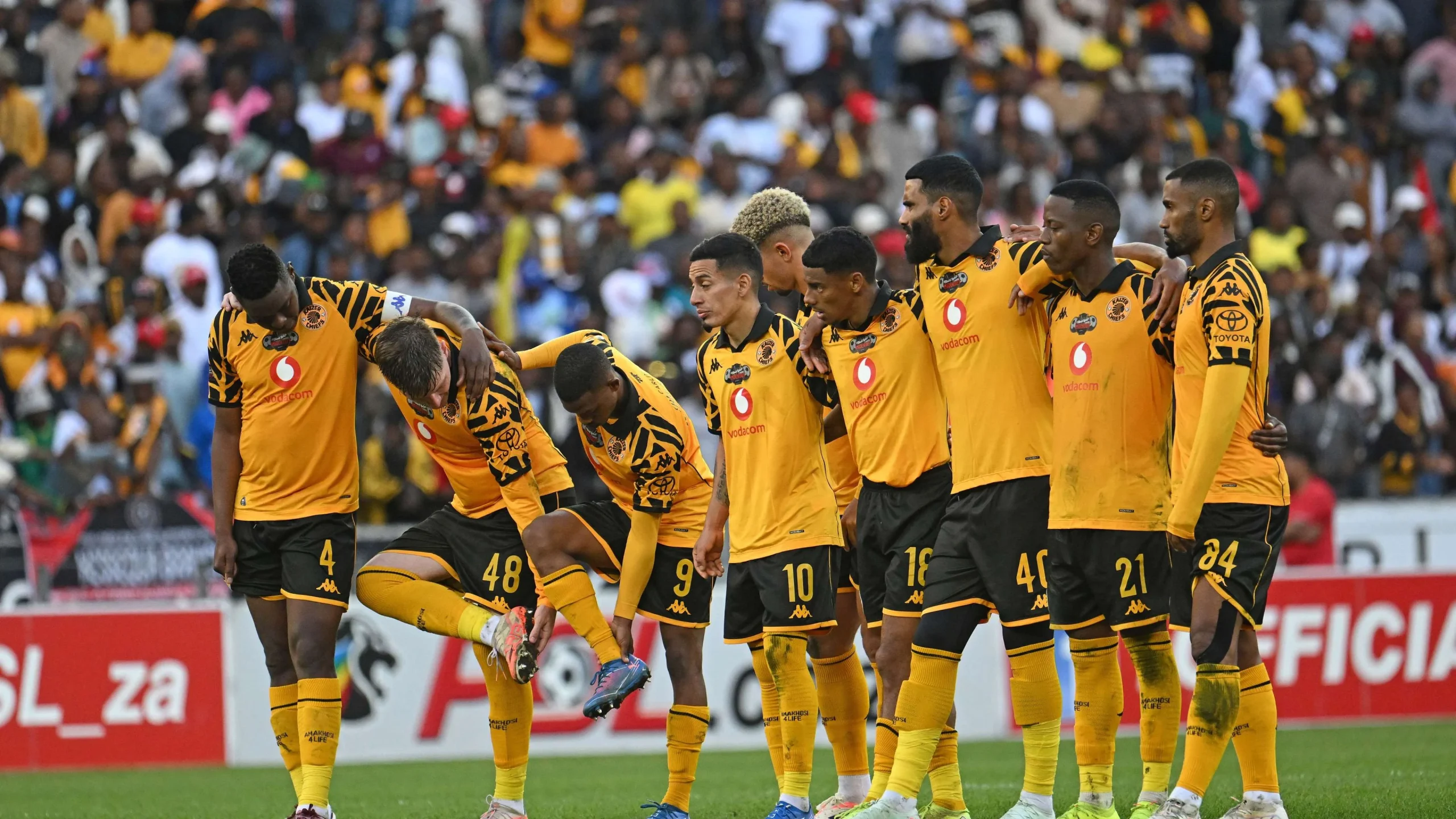 Kick-off: Dari Lapangan Kaizer Chiefs hingga Kontroversi Streamer, Fenomena yang Mengguncang Dunia Olahraga dan Digital