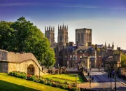 Kota-Kota Amerika dan Inggris Bergulat: Dari Kegagalan Tim Sepak Bola hingga Kebijakan Pajak Uber