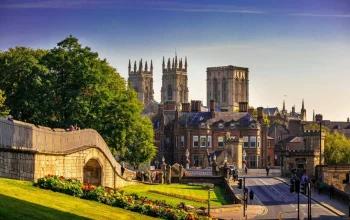 Kota-Kota Amerika dan Inggris Bergulat: Dari Kegagalan Tim Sepak Bola hingga Kebijakan Pajak Uber