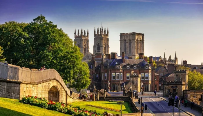 Kota-Kota Amerika dan Inggris Bergulat: Dari Kegagalan Tim Sepak Bola hingga Kebijakan Pajak Uber