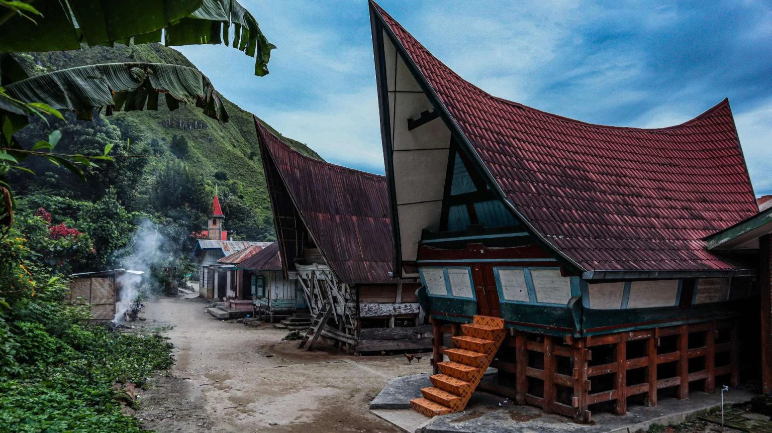 Pesona Danau Toba: Keindahan Alam, Budaya Batak, dan Tantangan Lingkungan di Era Modern