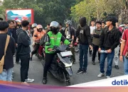 Polisi Sita Senjata Tajam Usai Bentrok Mahasiswa dan Massa Baju Ojol di Makassar