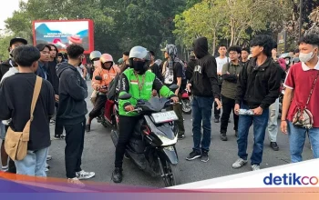 Polisi Sita Senjata Tajam Usai Bentrok Mahasiswa dan Massa Baju Ojol di Makassar