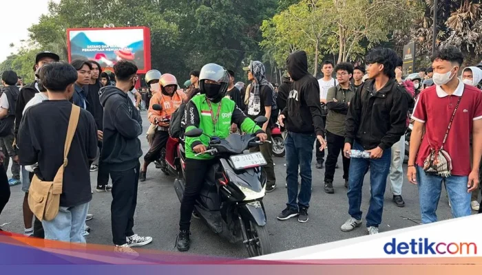 Polisi Sita Senjata Tajam Usai Bentrok Mahasiswa dan Massa Baju Ojol di Makassar
