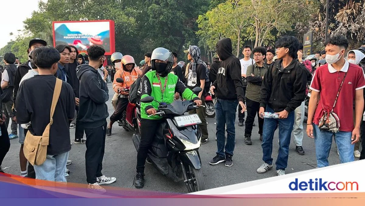 Polisi Sita Senjata Tajam Usai Bentrok Mahasiswa dan Massa Baju Ojol di Makassar