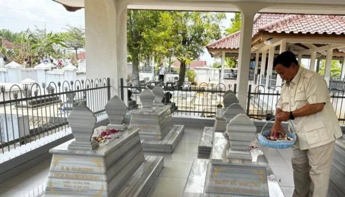 Prabowo Subianto Ziarah ke Makam Kakek di Banyumas, Simbol Penghormatan Sejarah Keluarga