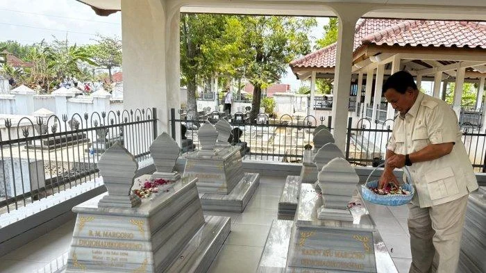 Prabowo Subianto Ziarah ke Makam Kakek di Banyumas, Simbol Penghormatan Sejarah Keluarga