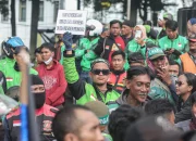 Puluhan Pengemudi Ojek Online Demonstrasi di Kantor Saiful Mujani, Tuntut Permintaan Maaf dan Penangkapan