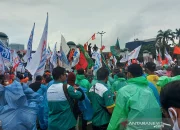 Ribuan Buruh Gelar Demo Pra‑May Day di Depan DPR, Polisi Siagakan 1.948 Personel