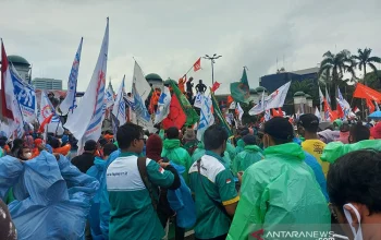 Ribuan Buruh Gelar Demo Pra‑May Day di Depan DPR, Polisi Siagakan 1.948 Personel