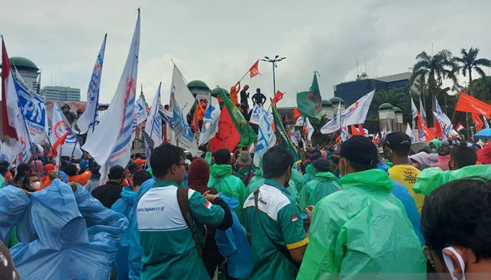 Ribuan Buruh Gelar Demo Pra‑May Day di Depan DPR, Polisi Siagakan 1.948 Personel