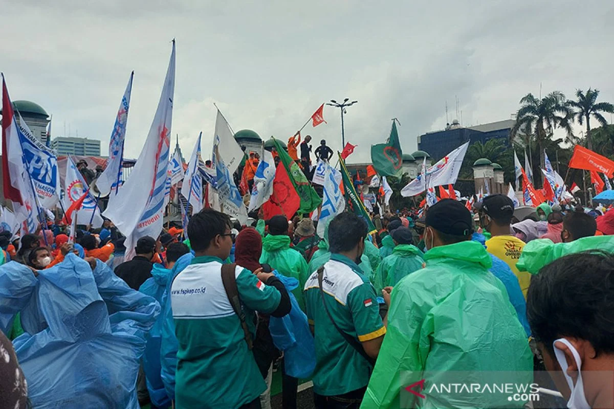 Ribuan Buruh Gelar Demo Pra‑May Day di Depan DPR, Polisi Siagakan 1.948 Personel