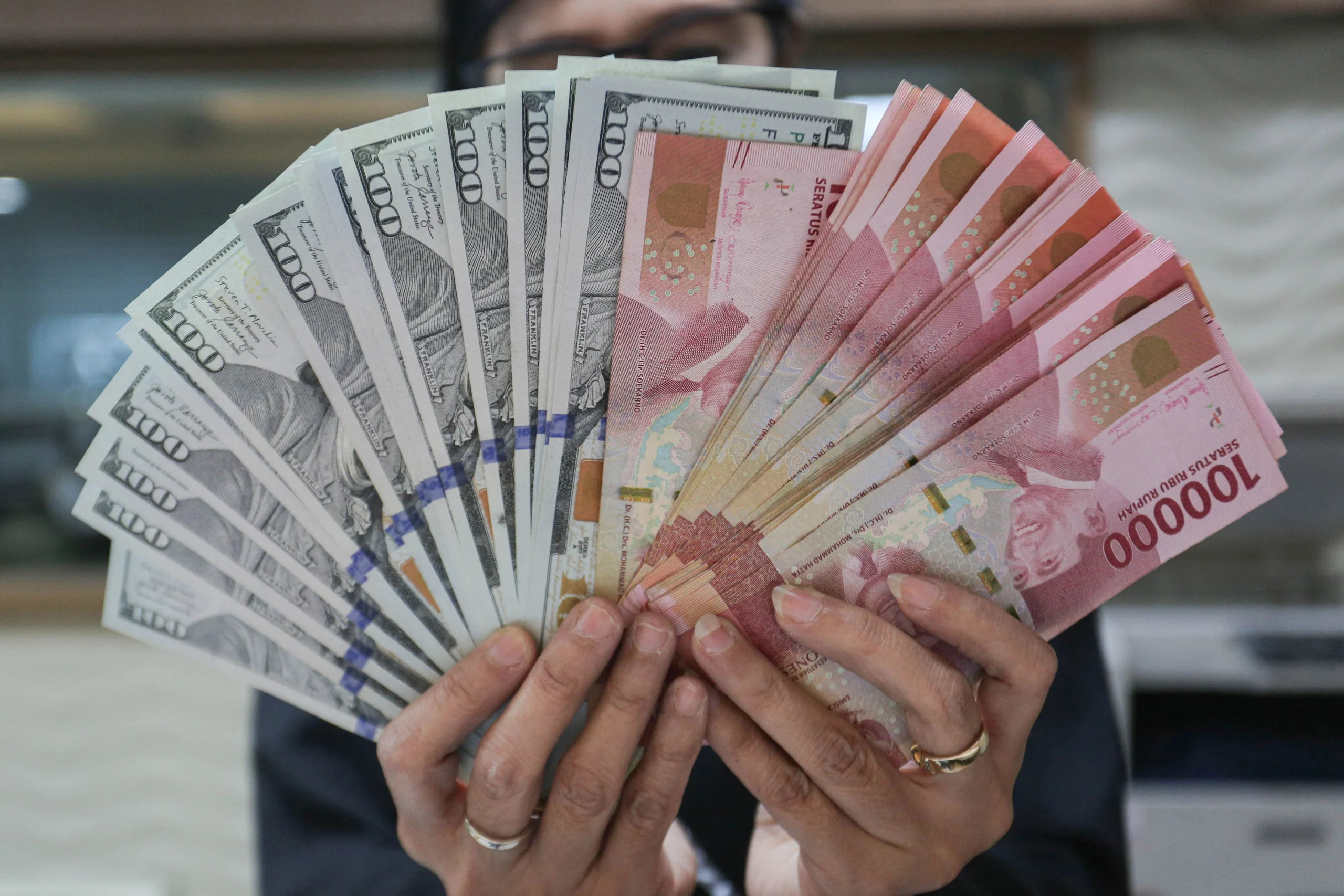 Rupiah 17.300 Tembus Batas Rekor, IHSG Tertekan dan Asing Mulai Cabut