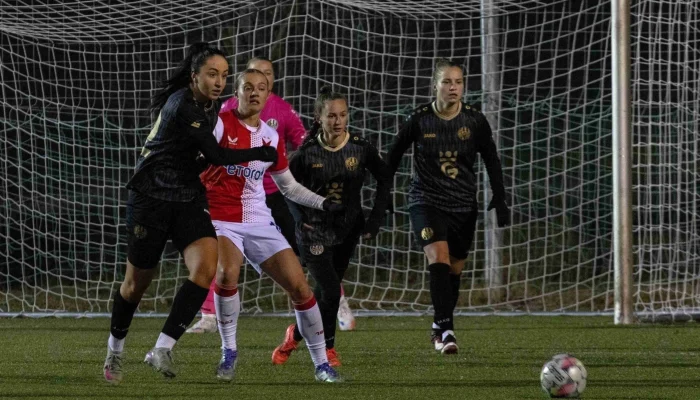 Slavia Praha Tumbang di Hradec Králové, Unbeaten Streak Sirna – Kontroversi Mbodji Membara