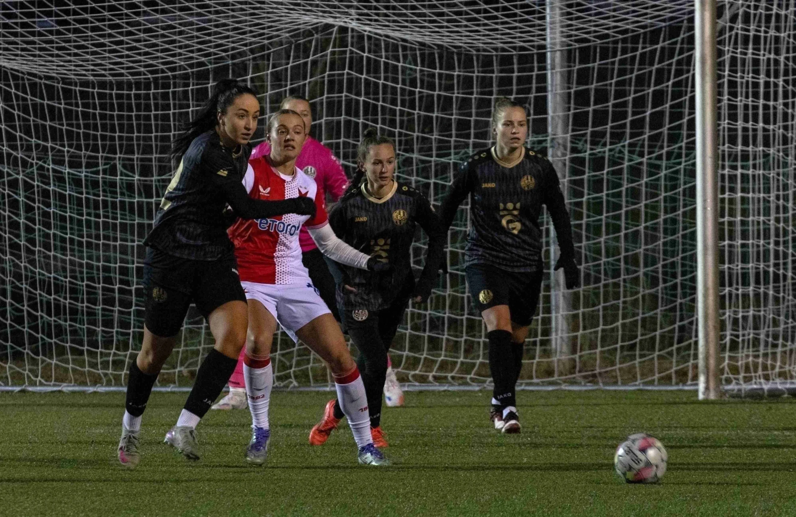 Slavia Praha Tumbang di Hradec Králové, Unbeaten Streak Sirna – Kontroversi Mbodji Membara