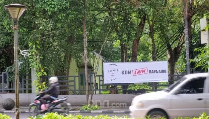 Spanduk ‘Shut Up KDM’ di GBLA Bikin Geger: Dedi Mulyadi Jawab Tenang, Bonus Pemain Rp5 Miliar Terungkap