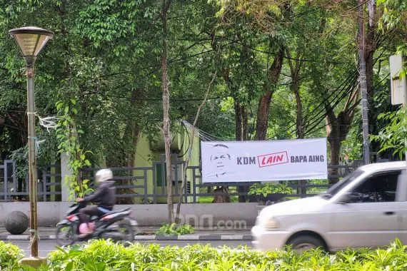 Spanduk ‘Shut Up KDM’ di GBLA Bikin Geger: Dedi Mulyadi Jawab Tenang, Bonus Pemain Rp5 Miliar Terungkap