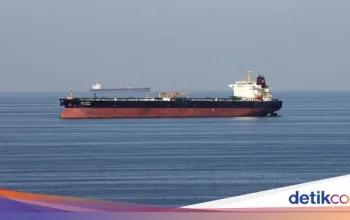 Tegangan Memuncak: Militer Iran Serang Dua Kapal Kontainer Terafiliasi Israel di Selat Hormuz