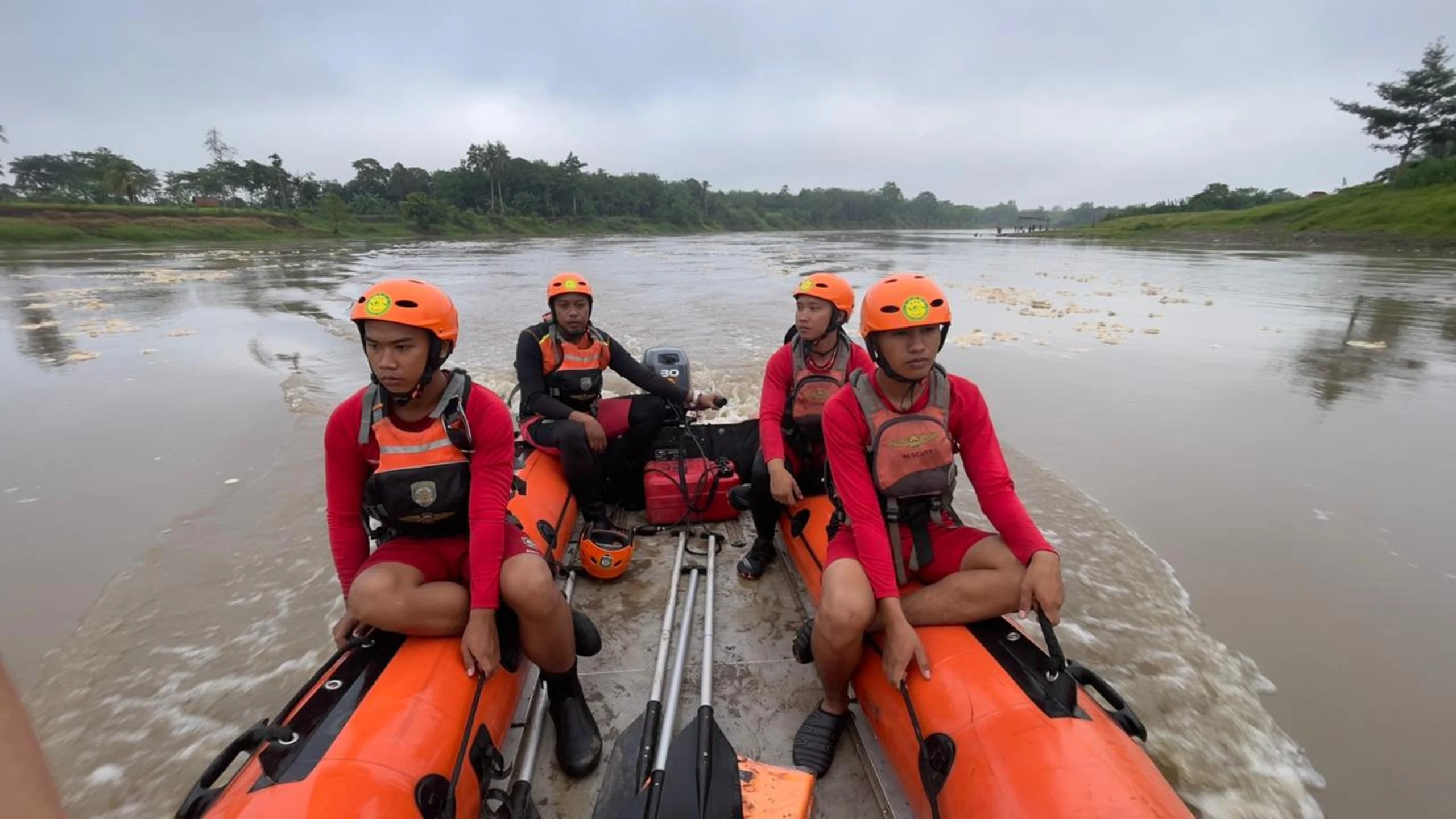 Tragedi Hanyut Sungai Bulango: 2 Bocah Hilang, Keluarga Curiga, dan Tim SAR Bergulir