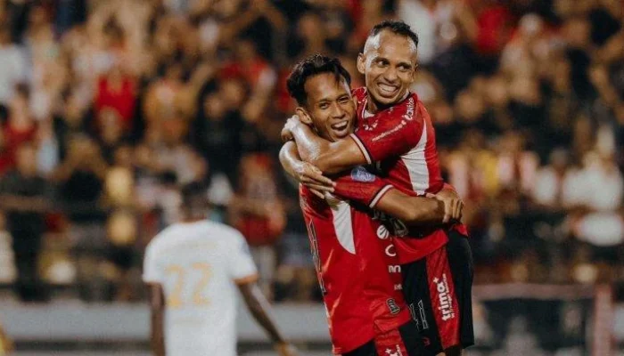 Transformasi Muhammad Rahmat: Dari Winger ke Striker Bikin Lawan Gigit Jari, Dukungannya Menggelegar di GBLA