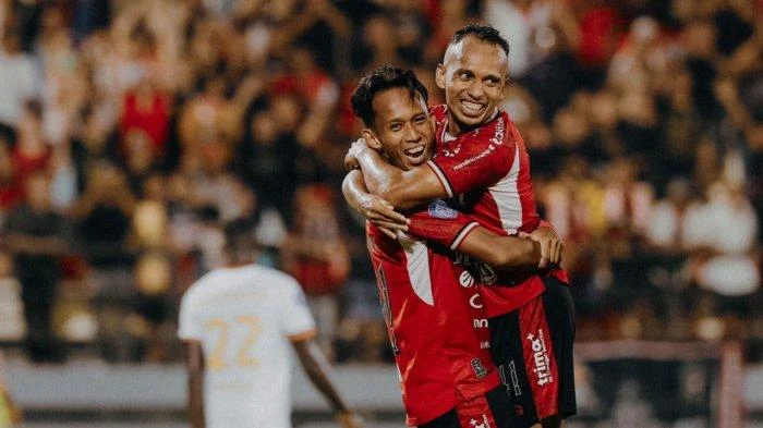 Transformasi Muhammad Rahmat: Dari Winger ke Striker Bikin Lawan Gigit Jari, Dukungannya Menggelegar di GBLA